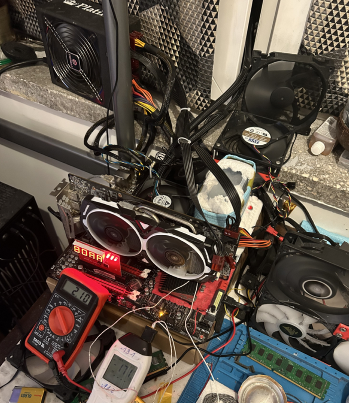 Zwycięska platforma z pamięciami na chipach PSC chłodzonych ciekłym azotem (vdimm = 2.1, T = -171)